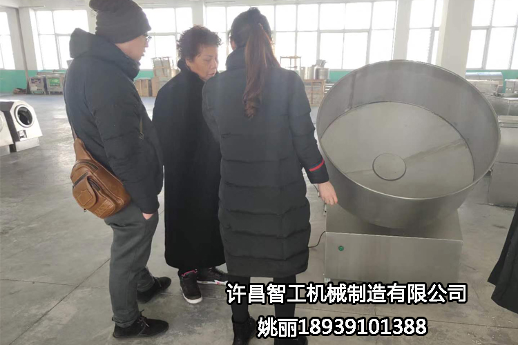 陜西客戶來許昌智工考察試機(jī)湯圓機(jī)，制餡非常滿意，現(xiàn)場(chǎng)定機(jī)