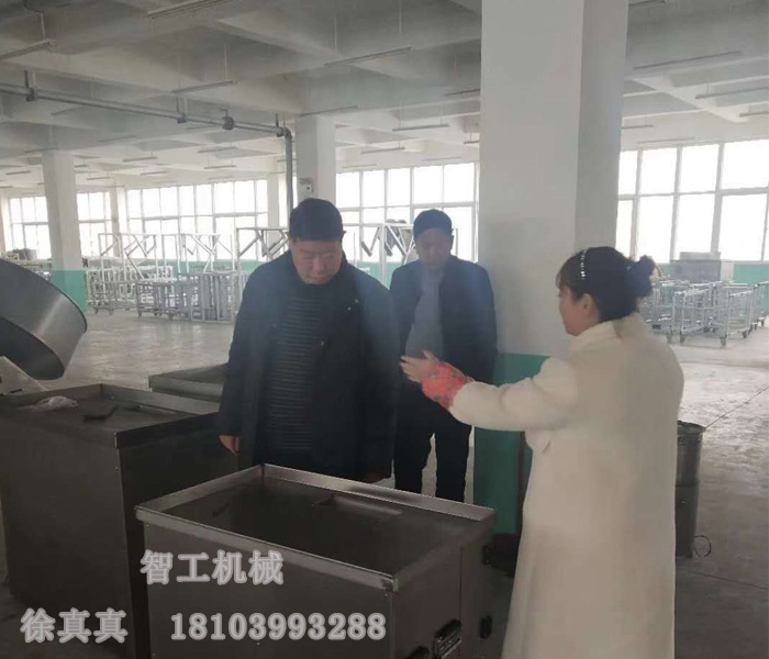魯山老客戶再次來許昌智工考察訂購湯圓機(jī)、元宵制陷機(jī)！