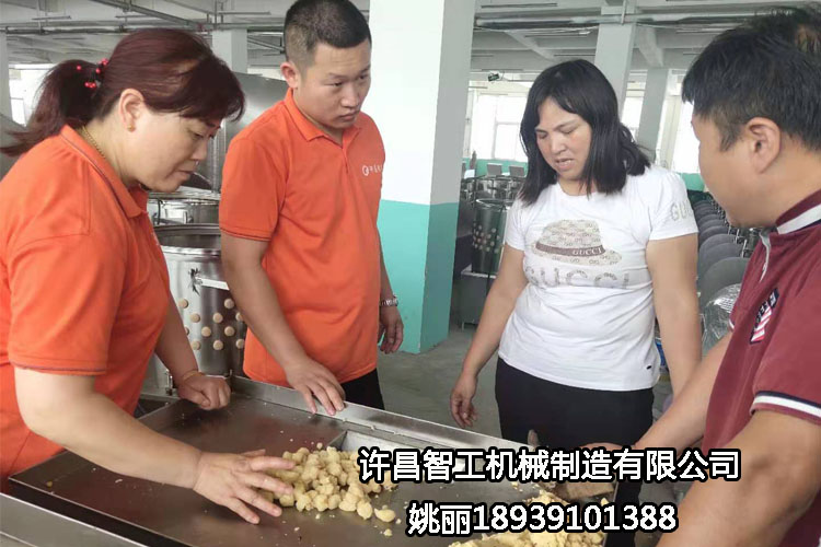 河南周口客戶自帶原料到許昌智工考察、試機(jī)制餡機(jī)?。ㄗ龈恻c(diǎn)）
