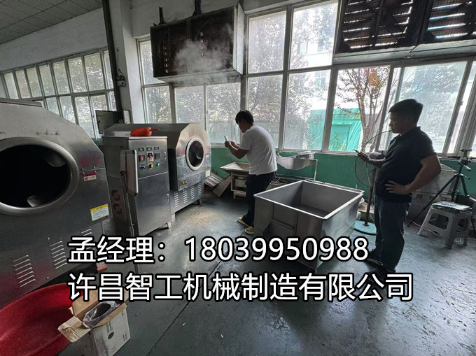 【今日現(xiàn)場直擊】 8月15日，鄭州客戶驅(qū)車直達(dá)工廠，現(xiàn)場試機(jī)炒制芝麻！  100斤電磁炒貨爐火力全開——