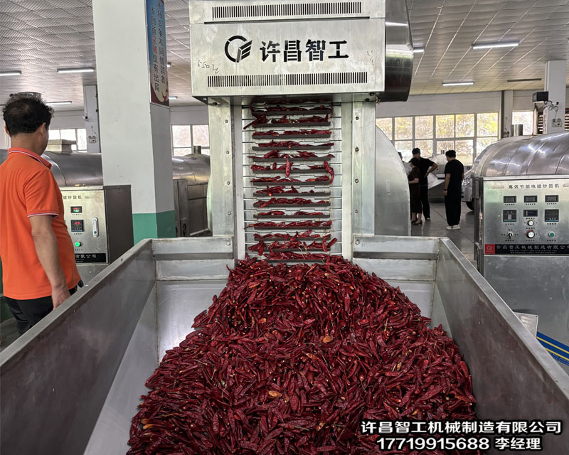 重慶客戶自帶辣椒來廠試機(jī)后很滿意，現(xiàn)場(chǎng)簽合同訂購六米電磁炒辣椒生產(chǎn)線一套