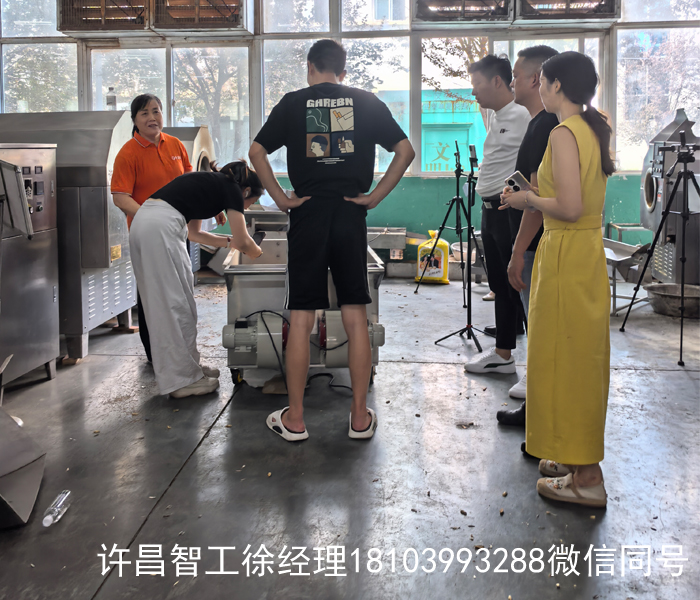 8月16日，河南客戶現(xiàn)場(chǎng)試機(jī)電磁炒貨機(jī)加工糊皮花生！