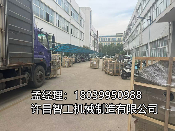 【9月2日·發(fā)貨直擊】 物流大哥一大早排隊進廠，叉車穿梭、木箱整裝，電磁炒貨機、烘焙機、油炸線……一臺接一臺，穩(wěn)穩(wěn)裝車！