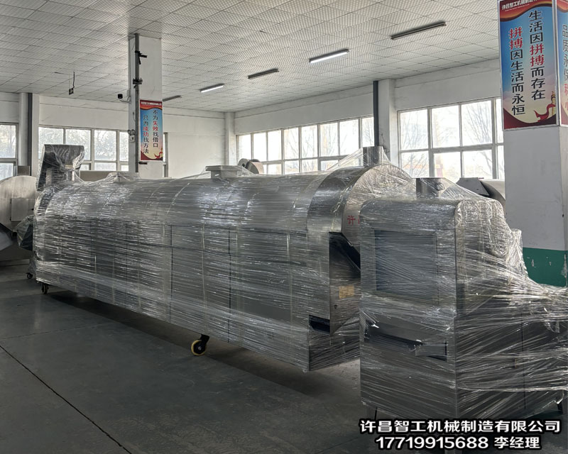 兩套電磁流水線炒貨機(jī)和兩臺(tái)大型滾筒炒貨機(jī)打包完畢準(zhǔn)備發(fā)貨